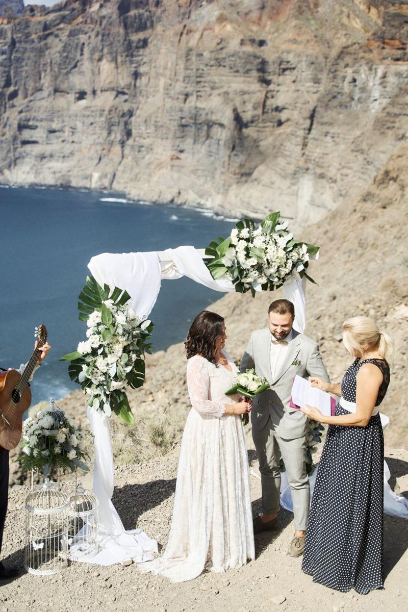 Kāzu ceremonija pie Los Gigantes klintīm