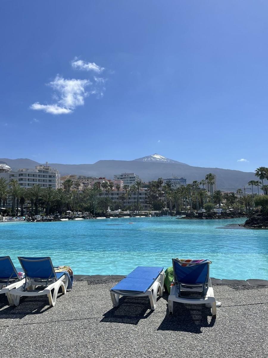 Lago Martiánez baseini ar skatu uz Teidi, Puerto de la Cruz